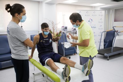 Álex Barrera, durante el reconocimiento médico en el Hospital Recoletas. TOMÁS ALONSO