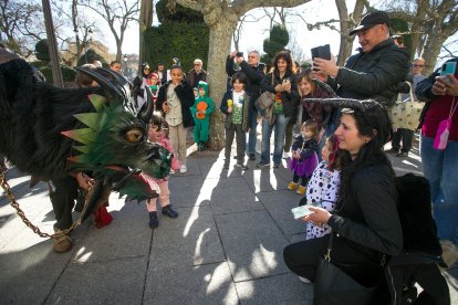 El paseo del Espolón fue el escenario de las actuaciones de teatro de calle. TOMÁS ALONSO
