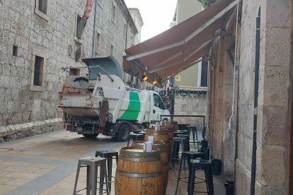 Un camión de recogida de residuos circulando pasadas las tres de la tarde por la calle San Lorenzo.