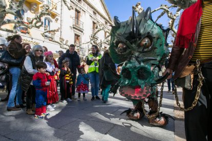 El paseo del Espolón fue el escenario de las actuaciones de teatro de calle. TOMÁS ALONSO