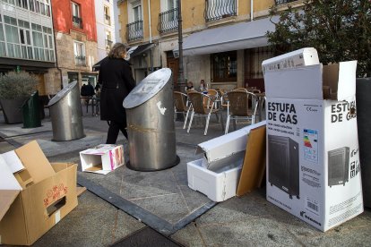 Imagen de residuos de cartón junto a un contenedor. TOMÁS ALONSO