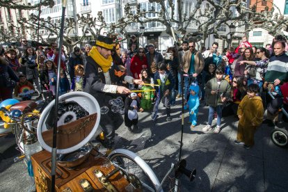 El paseo del Espolón fue el escenario de las actuaciones de teatro de calle. TOMÁS ALONSO