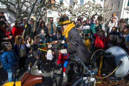 El paseo del Espolón fue el escenario de las actuaciones de teatro de calle. TOMÁS ALONSO