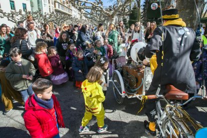 El paseo del Espolón fue el escenario de las actuaciones de teatro de calle. TOMÁS ALONSO