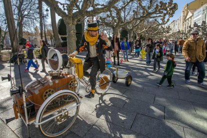 El paseo del Espolón fue el escenario de las actuaciones de teatro de calle. TOMÁS ALONSO