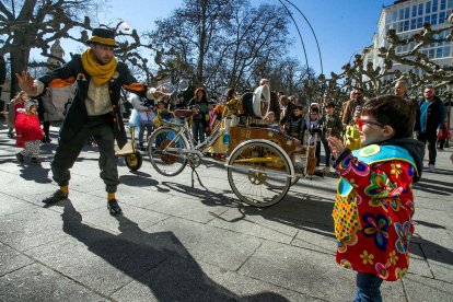 El paseo del Espolón fue el escenario de las actuaciones de teatro de calle. TOMÁS ALONSO