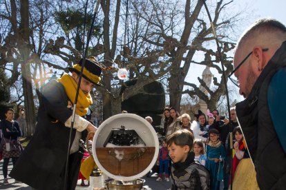 El paseo del Espolón fue el escenario de las actuaciones de teatro de calle. TOMÁS ALONSO