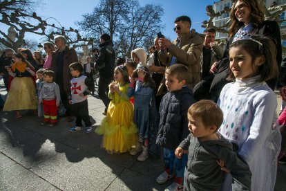 El paseo del Espolón fue el escenario de las actuaciones de teatro de calle. TOMÁS ALONSO