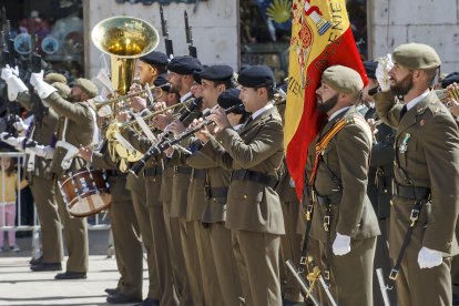 Celebración de la Jura de Bandera junto a la Catedral. SANTI OTERO