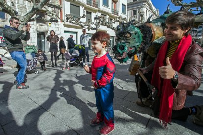 El paseo del Espolón fue el escenario de las actuaciones de teatro de calle. TOMÁS ALONSO