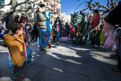 El paseo del Espolón fue el escenario de las actuaciones de teatro de calle. TOMÁS ALONSO
