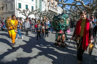 El paseo del Espolón fue el escenario de las actuaciones de teatro de calle. TOMÁS ALONSO