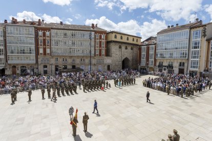 Celebración de la Jura de Bandera junto a la Catedral. SANTI OTERO