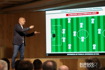 Julián Calero en su charla en el edificio Nexo de Fundación Caja de Burgos. ECB