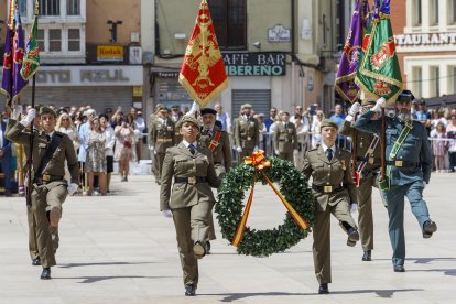 Celebración de la Jura de Bandera junto a la Catedral. SANTI OTERO