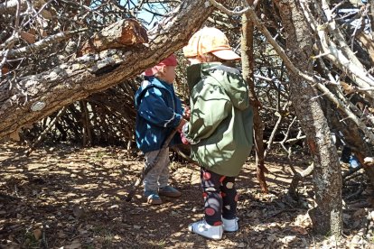 Dos hermanos exploran en la naturaleza. ECB