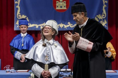 Doris Grinspun junto al rector de la Universidad de Burgos, Manuel Pérez Mateos. SANTI OTERO