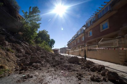 Desprendimiento de tierra en la calle Murallas, próxima al Castillo de Burgos. TOMÁS ALONSO