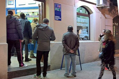 Si bien los premios gordos pasaron de largo, la arandina Loterías Mayte ha repartido 4,5 millones en terminaciones.-L. V.