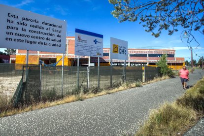 Cartel de la nueva empresa adjudicataria de las obras del García Lorca. TOMÁS ALONSO