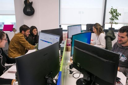 El equipo de Geotelecom lleva trabajando en el Black Friday desde el mes de agosto. TOMÁS ALONSO