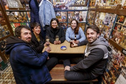 Los jóvenes también son asiduos al Patillas. SANTI OTERO