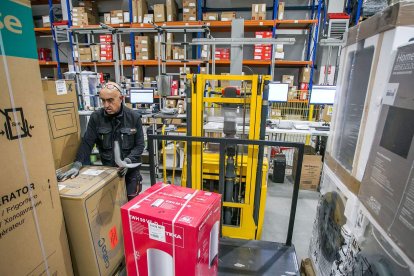 Los productos llegan a las 7 de la mañana de las factorías de las diferentes marcas, a las 19 horas de la tarde el almacén queda vacÍo. TOMÁS ALONSO