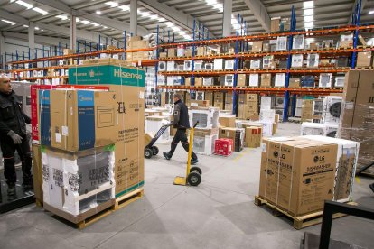 Durante estos días salen de los almacenes de La Casa del Electrodoméstico más de 400 pedidos diarios. TOMÁS ALONSO