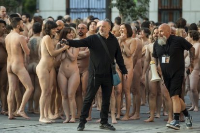 Tunick da instrucciones a los voluntarios