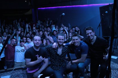Foto de familia tras la presentación de 'Volveremos a volar' en la sala Siesta. CARME GARCÍA