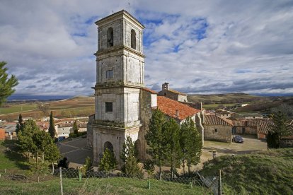 Iglesia parroquial de San Pedro Apóstol con su torre neoclásica del s.XVIII. TOMÁS ALONSO
