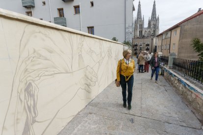 La concejala del Distrito Centro Norte, Dolores Ovejero, y representantes de la asociación Casco Histórico Alto, como Francisco Bárcena, presentaban esta iniciativa de la que se comenzó a hablar en el mandato anterior. SANTI OTERO