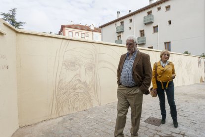 La concejala del Distrito Centro Norte, Dolores Ovejero, y representantes de la asociación Casco Histórico Alto, como Francisco Bárcena, presentaban esta iniciativa de la que se comenzó a hablar en el mandato anterior. SANTI OTERO