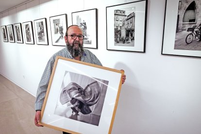 Julián Vega ultimando los detalles de su exposición. TOMÁS ALONSO