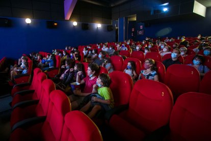 Varias personas disfrutan de una película durante la pandemia. T. A.