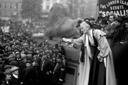 Mitin de la líder 'sufragette' Charlotte Denwar, en Trafalgar Square en 1910.