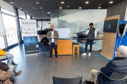 El gerente de Burgocar, Miguel Sánchez, dio la bienvenida a los invitados. SANTI OTERO