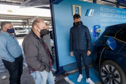 Santi, el especialista de BMW, muestra cómo se recarga el iX. SANTI OTERO