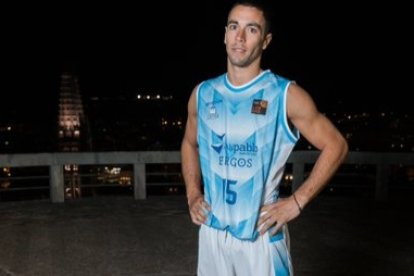 Álex López fue el modelo escogido para presentar la segunda equipación. RODRIGO MENA / SAN PABLO BURGOS