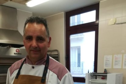 El representante de Majosa con los tres tipos de hamburguesa con los que participó en el concurso de Burgos. GRECABUR