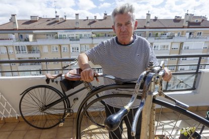 Uzquiza posa con dos de sus bicicletas más antiguas, ambas de finales del siglo XIX. SANTI OTERO
