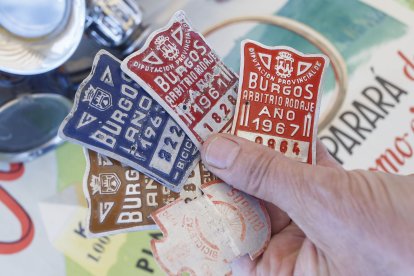Chapas que se colocaban en la delantera de las bicicletas. SANTI OTERO