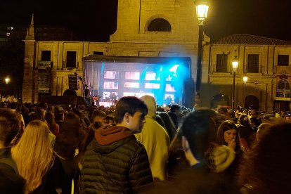 Verbena del sábado 25 en la plaza de San Juan nada más comenzar la actuación. ECB
