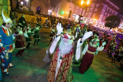 Los Reyes suben al Teatro Principal para dar su discurso. TOMÁS ALONSO