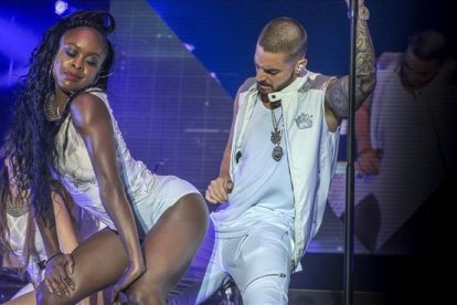 Maluma se aplica en una de sus coreografías rijosas en su visita a Barcelona del 2016.