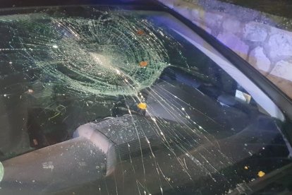 Luna rota en un coche aparcado en el entorno del Castillo, vandalizado por el grupo sorprendido por los policías