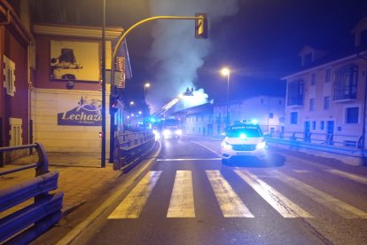 El fuego se produjo en una casa en la hilera del pueblo que se extiende a lo largo de a la carretera N-120, justo en su punto más estrecho y amenazaba a la vivienda colindante.