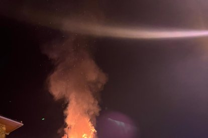 La familia, que ha perdido su vivienda, fue alojada en un hotel.