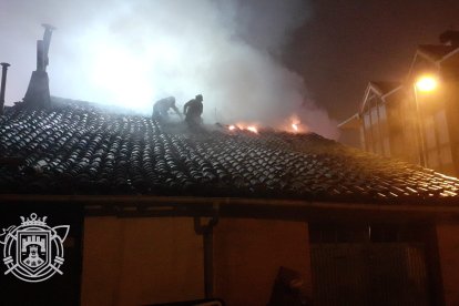 Los bomberos actuaron sobre el tejado con la ayuda del camión escala y desde la calzada de la N-120.