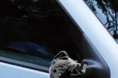 Espejo retrovisor reventado a patadas en un coche aparcado en el entorno del Castillo, vandalizado por el grupo sorprendido por los policías locales.